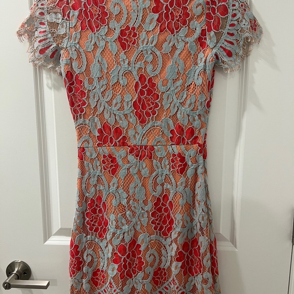 Storia Elegant Lace Midi Dress in Coral and Light Blue - Picture 5 of 9